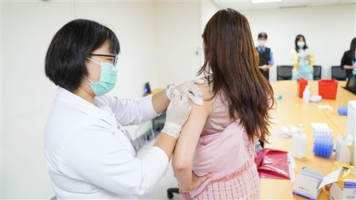 全民公費打起來！新冠疫苗首日打氣增7成