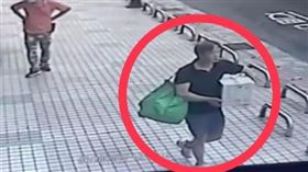 監視器曾拍下阿旗在阿金失蹤後，曾入大樓內搬東西離開。翻攝畫面