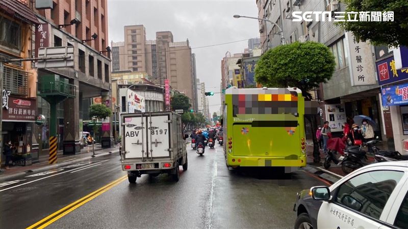 新北公車撞行人！永和婦遭撞險遭輾過