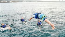 徐乃麟泳技驚人，眾人驚呼。（圖／東森提供）　