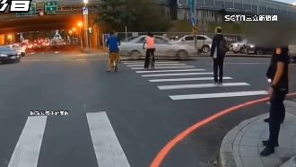 危險！6車搶快左轉　綠燈行人傻站路中等