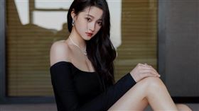 ▲關曉彤紅毯戰服上下失守，擺脫「紅毯災難」稱號。（圖／翻攝自關曉彤工作室微博）