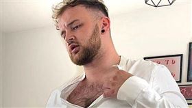 吉布斯靠著販售私人物品賺錢。（圖／翻攝自Curtis Gibbs IG）