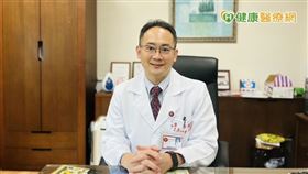 蒙恩醫師表示，目前國際上治療晚期腎癌的趨勢是第一線即使用免疫藥物或標靶合併免疫治療，若病人無法承受標靶副作用，免疫藥物可以是另一個選擇。