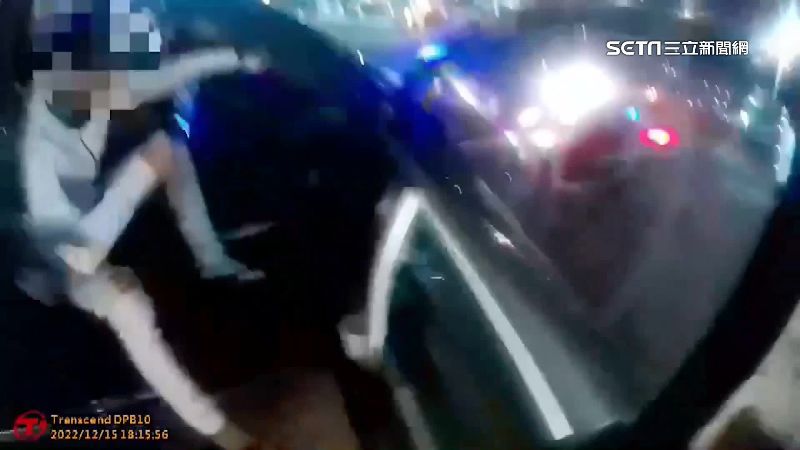 男腿伸出車窗外喊救命！驚動快打部隊攔車