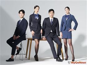 清景麟集團邀請知名設計師林尹培袞操刀，以新制服嶄新制服亮相，打造集團時尚品牌形象。(圖/清景麟集團)