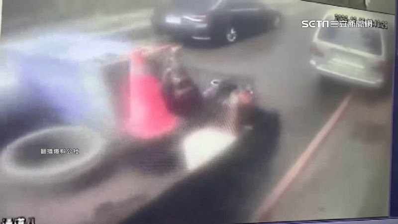 吊車忘拉手煞車　倒退嚕狠撞轎車險衝民宅