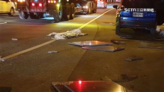 驚悚！大貨車開到一半石板掉落　砸路邊車