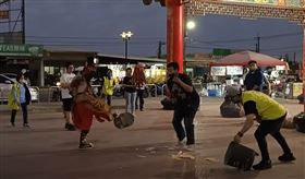 苗栗頭份太玄宮乩身在祖廟新營太子宮安營時，踢飛金爐。（圖／翻攝畫面，Willian chen授權，不需寫在圖說）