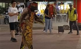 苗栗頭份太玄宮乩身在祖廟新營太子宮安營時，踢飛金爐。（圖／翻攝畫面，Willian chen授權，不需寫在圖說）