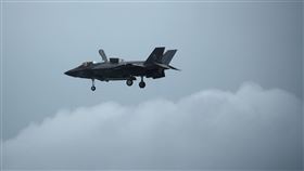 美國一架F-35B匿蹤戰機今天在德州沃斯堡的基地進行垂直降落，飛機接觸到地面時突然失控，飛行員在飛機於地面打轉之際彈射逃生。（圖／路透社／達志影像）