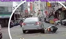 恐怖駕駛跨雙黃線超車　騎士遭撞險輾爆頭（圖／翻攝畫面）