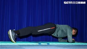 國軍「基本體能多元訓項」平板撐體。（記者邱榮吉/攝影）