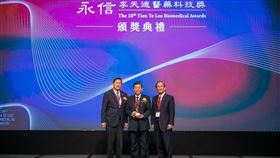 「卓越醫藥科技獎」得主中央研究院生物醫學科學研究所研究員陶秘華博士（中），左為永信李天德醫藥基金會董事長李芳裕，右為台北醫學大學醫學科技學院院士王惠鈞。（圖／永信集團提供）
