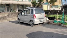 原PＯ表示，時常有陌生人把庭院當停車場。（圖／翻攝自《爆料公社》）