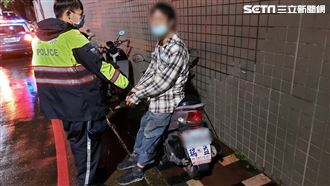 他襪藏「白粉」　向警鞠躬淚：我媽會難過