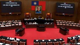 立法院會三讀通過公務人員個人專戶制退休資遣撫卹法，由確定給付制改為確定提撥制，並設立個人專戶。