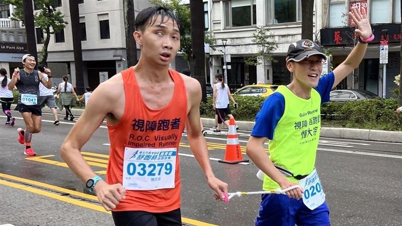 全盲心臟移植鬥士挑戰全馬！台大醫將陪跑