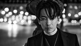 佐藤健佩戴MIKIMOTO珍珠項鍊拍攝《Beyond》寫真書。（圖／翻攝MIKIMOTO IG）