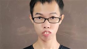 鄧佳華喜歡透過社群平台向心儀女生告白，不過卻時常惹爭議。（圖／記者游定剛拍攝）
