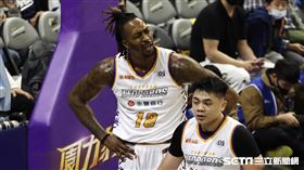 ▲「魔獸」霍華德（Dwight Howard）傷後復出首戰被吹犯規露出不可置信表情。（圖／記者劉彥池攝影）