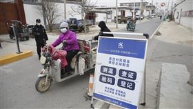 中國再加碼防疫　農村返鄉人員須居家隔離14天中國國家衛健委20日公告，冬春季農村返鄉人員需持7天內有效的COVID-19病毒核酸檢測陰性結果返鄉，返鄉後實行14天居家健康監測。圖為北京大興區一農村實施卡口封閉管理。（中新社提供）中央社　110年1月20日