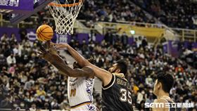 ▲「魔獸」霍華德（Dwight Howard）傷後復出首戰上籃被布拉（Singh Bhullar）犯規。（圖／記者劉彥池攝影）