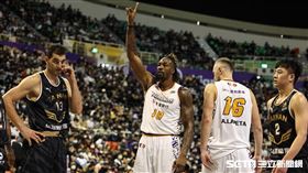 ▲「魔獸」霍華德（Dwight Howard）傷後復出首戰替自己打氣。（圖／記者劉彥池攝影）