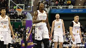 ▲「魔獸」霍華德（Dwight Howard）傷後復出首戰雲豹教練團喊戰停。（圖／記者劉彥池攝影）