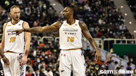 ▲「魔獸」霍華德（Dwight Howard）傷後復出首戰在場上指揮隊友站位。（圖／記者劉彥池攝影）