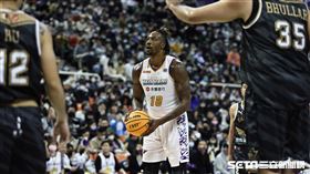 ▲「魔獸」霍華德（Dwight Howard）傷後復出首戰站上罰球線。（圖／記者劉彥池攝影）