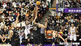 ▲「魔獸」霍華德（Dwight Howard）傷後復出首戰，在布拉（Singh Bhullar）防守下出手。（圖／記者劉彥池攝影）