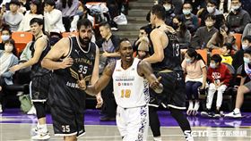 ▲「魔獸」霍華德（Dwight Howard）傷後復出首戰，頻頻和裁判抱怨吹判尺度。（圖／記者劉彥池攝影）
