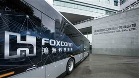 鴻海土城總部周邊廠區間大型接駁巴士全面電動化，14日舉行啟動儀式，鴻海集團總財務長黃秋蓮（中）坐上駕駛座見證，鴻華先進總經理李秉彥（右）正式交車。（圖／鴻海提供）