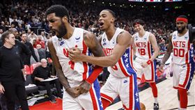 ▲厄文（Kyrie Irving）在倒數0.8秒轟進一顆絕殺空心三分球，率籃網擊敗暴龍。（圖／美聯社／達志影像）