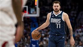 ▲獨行俠東契奇（Luka Doncic）繳出33分9助攻6籃板的表現，還大展身手秀灌籃。（圖／美聯社／達志影像）