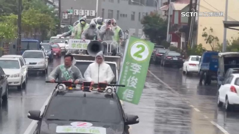 選前倒數最後衝刺　李俊俋「雨中車掃」