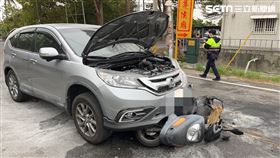 雲林斗南老婦騎機車闖紅燈，遭休旅車撞上，機車起火，人送醫不治。（圖／民眾提供）