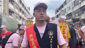 草爺日前到台中廟會拍攝影片。（圖／草爺經紀人提供）