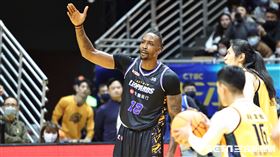 ▲「魔獸」霍華德（Dwight Howard）客場首戰和裁判抱怨吹判尺度。（圖／記者劉彥池攝影）