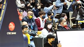 ▲中信兄弟王威晨、江坤宇到新莊體育館看「魔獸」霍華德（Dwight Howard）比賽。（圖／記者劉彥池攝影）