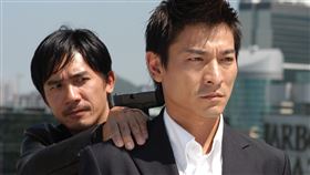 梁朝偉（左）和劉德華（右）在《無間道》有精彩對手戲。（圖／華映提供）