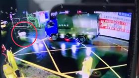 新北遠東世紀廣場停車場入口的義交遭撞死。（圖／翻攝畫面）