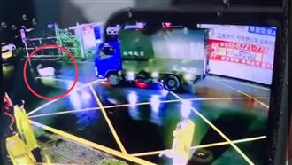 新北義交指揮交通　小貨車左側攔腰撞死他