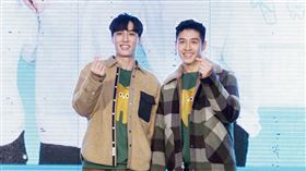 
▲《我的牙想你》鄭湋曄（左起）、許孟哲、張豐豪、周予天、余晉、吳岳擎、黃瀞怡（小薰）、虹茜、鄭心慈出席簽書見面會。（圖／結果娛樂提供）
