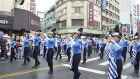 2022嘉義市國際管樂節熱鬧踩街（2）2022嘉義市國際管樂節重頭戲「管樂踩街嘉年華」17日熱鬧登場，嘉義市南興國中室外樂旗隊整齊劃一走過街頭，帶來精彩演出。中央社記者蔡智明攝  111年12月17日
