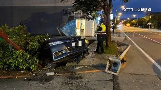 疲勞駕駛突偏離車道　「撞斷路燈」卡田裡