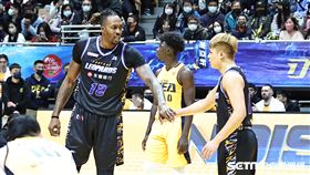 ▲「魔獸」霍華德（Dwight Howard）和隊友盧捷閔擊掌。（圖／記者劉彥池攝影）