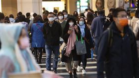 寒流報到　保暖冬衣穿上身（3）中央氣象局表示，寒流來襲，17日全台各地溫度明顯下降，越晚越寒冷，白天北台灣溫度僅攝氏14、15度；午後台北南西商圈街頭民眾皆穿起保暖衣物禦寒。中央社記者吳家昇攝  111年12月17日