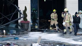 麗笙精選酒店號稱全球最大獨立式圓柱型的水族箱突然爆裂，旅館大廳、商店和地下停車場受到波及。（圖／路透社／達志影像）